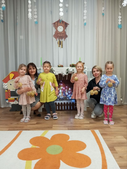 День дарения ёлочных праздничных шаров.